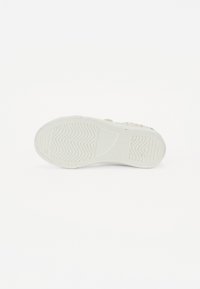 Thumbnail Image 5