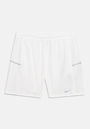 Valged sportlikud lühikesed püksid elastse vöökohaga, küljetaskud, võrgust ventilatsioonipaneelid ja hall Nike Swooshi logo vasakul jalal.