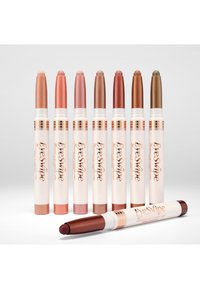Otto matite ombra EyeSwipe in diversi toni di rosa, bronzo e verde. Ognuna ha una punta arrotondata e un tubo bianco con accenti dorati.
