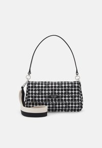 Borsa a mano in bianco e nero con motivo a righe, dalla forma rettangolare, dotata di manico superiore e tracolla regolabile. Realizzata in tessuto con dettagli metallici.
