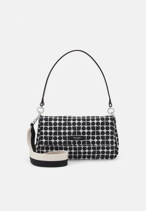 Sac à main à motif noir et blanc de forme rectangulaire, doté d'une poignée supérieure et d'une bandoulière ajustable. Fabriqué en tissu avec des accents métalliques.