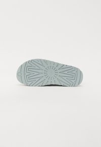 Sko såle laget av lett blå gummimateriale, med en teksturert, geometrisk mønster og markant mønster for grep. Rund tå design.