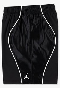 Μαύρο αθλητικό σορτς με ελαστική μέση, με λευκή τρέσα στα πλάγια και μικρό λευκό λογότυπο στο κάτω μπροστινό μέρος.