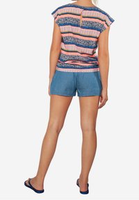 Camiseta de manga corta con un patrón a rayas azul y rosa, combinada con pantalones cortos de un azul claro. Detalle de ojal en la parte posterior, textura de tela suave.