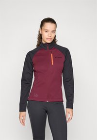 Bordeaux en zwarte zip-up jas met een hoge kraag, contrasterende rits en logo. De tekst op de zoom luidt "RECYCLED." Smooth textuur en een aansluitend ontwerp.