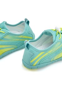 Aqua- und gelbe Sportschuhe verfügen über ein glattes Obermaterial aus Stoff mit Mesh-Einsätzen, eine flexible Sohle und eine Zuglasche an der Ferse für ein einfaches Anziehen.