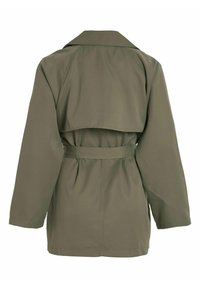 Oliwkowy płaszcz typu trench z paskiem w talii, szerokim kołnierzem i detalem na plecach. Wykonany z gładkiego, lekkiego materiału.