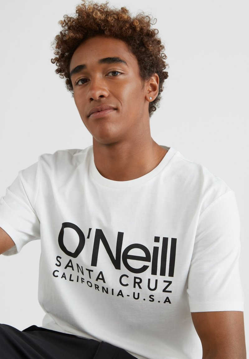 Camiseta de algodón blanca con texto negro que dice "O'Neill SANTA CRUZ CALIFORNIA U.S.A." Manga corta y escote redondo.