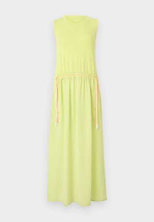 Mouwloze lichtgroene maxi-jurk met ronde hals en verstelbare taille met een trekkoord met roze en witte touwtjes.