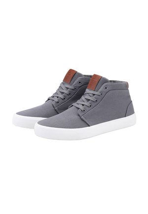 Grå lærreds høje sneakers med hvide gummisåler og brune læderlapper på tungerne, vist side om side på en hvid baggrund.
