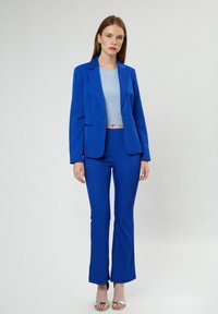 INFLUENCER FLARED - Pantaloni - royal