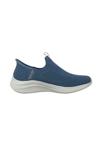 Niebieskie buty typu slip-on z teksturowaną cholewką z dzianiny i białą gumową podeszwą. Posiadają pętlę z tyłu ułatwiającą zakładanie.