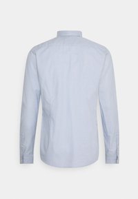  Lichtblauwe longsleeve shirt met een knoopsluiting kraag, gemaakt van geweven stof. Bevat een afgeronde zoom en knoopaccenten op de manchetten.