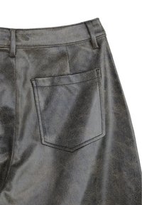 Schwarze Kunstlederhosen mit geradem Schnitt, einer Gesäßtasche mit definiertem Nähen und einer leicht strukturierten Oberfläche.
