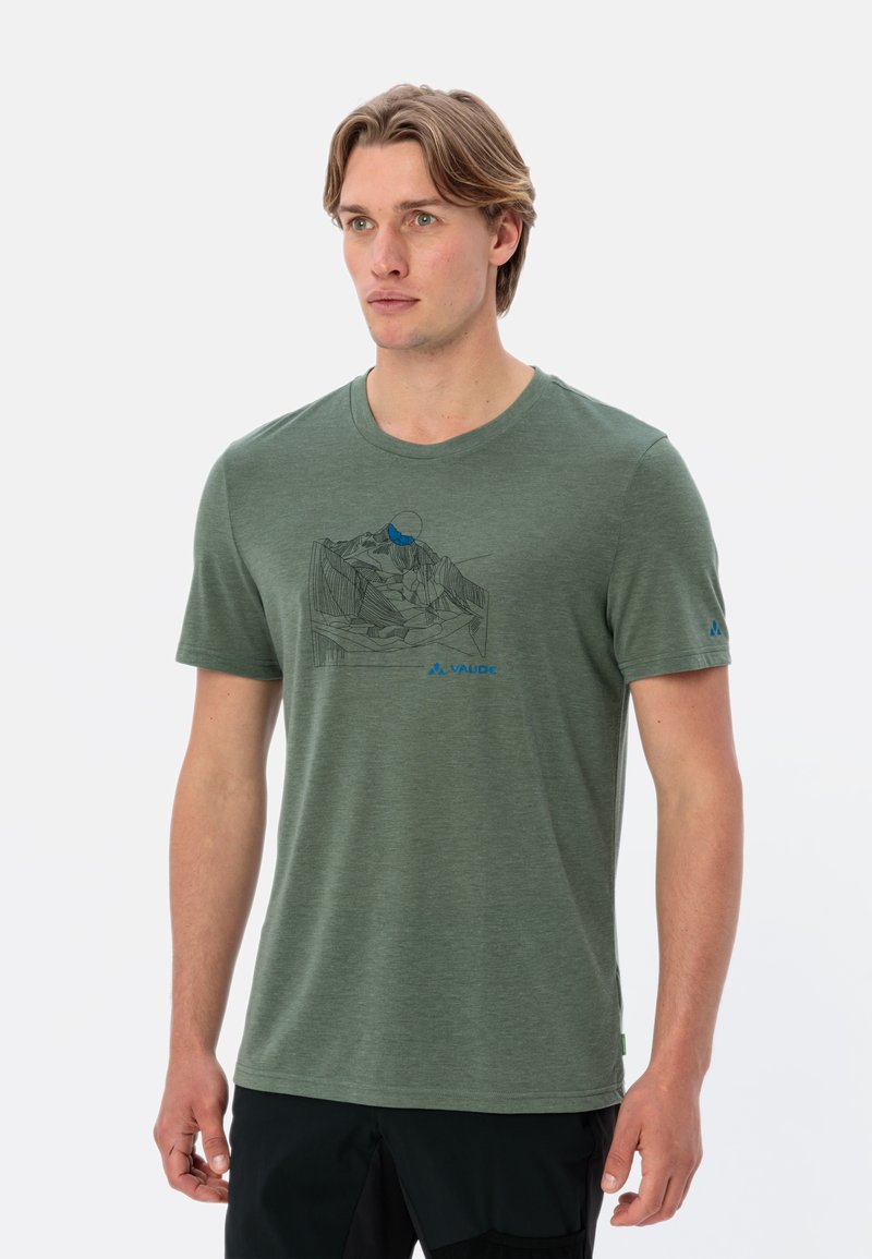 Groene t-shirt met korte mouwen, gemaakt van zacht materiaal, met een blauwe bergafbeelding en logo. Ronde hals met een relaxte fit.