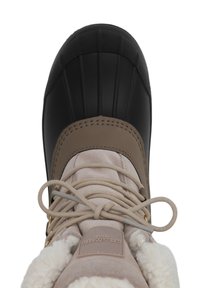 Bota de nieve de gamuza beige y goma con una puntera negra y estriada, acentos de cuero marrón, forro esponjoso y cordones redondos. Detalles de herrajes dorados presentes.