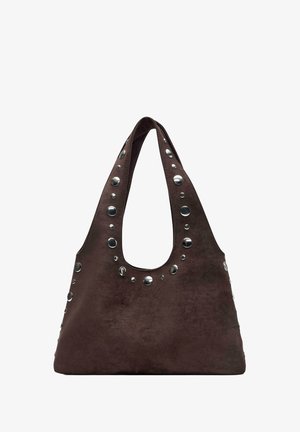 Braune Wildleder-Handtasche in dreieckiger Form, breite Griffe und silberne, runde Nieten, die die Kanten und Öffnungen der Griffe zieren.