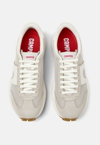 Sneakers con una morbida toma in suede beige e rete, accenti bianchi, lacci rotondi e una soletta rossa con il logo "CAMPER". Suola in gomma.