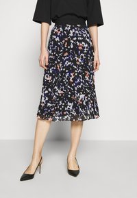 Černá plisovaná sukně s květinovým vzorem v purpurových, bílých a korálových odstínech. Lehká, vzdušná látka s černým pasem.