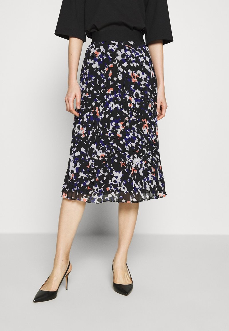 Černá plisovaná sukně s květinovým vzorem v purpurových, bílých a korálových odstínech. Lehká, vzdušná látka s černým pasem.