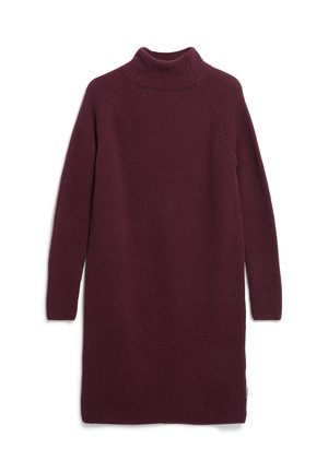 Gebreid bordeauxrood coltrui-jurkje met lange mouwen, ribbelstructuur en een losse pasvorm, met een subtiele zijlabel nabij de zoom.
