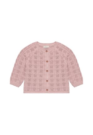 Lichtroze gebreid babyvestje met lange mouwen, houten knopen aan de voorkant en decoratief opengewerkt patroon.