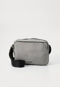 Graue Umhängetasche mit glänzendem Finish, Reißverschluss, schwarzem verstellbarem Riemen und minimalistischem Design. Weiche Textur und klare Linien.