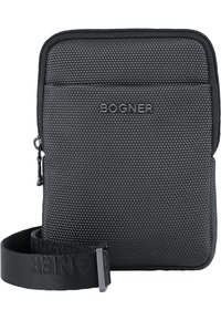 Čierna crossbody taška z textilného materiálu s textúrovaným povrchom, so zapínaním na zips a popruhom so tkaným logom. Kompaktný dizajn a obdĺžnikový tvar.