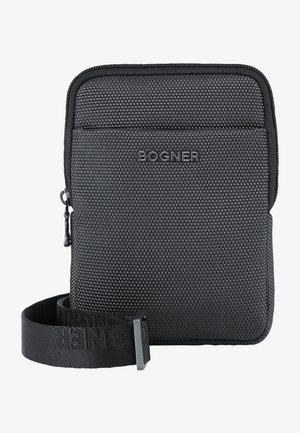 Sort stof crossover tas med tekstureret overflade, lynlåslukning og en rem med vævet branding. Kompakt design og rektangulær form.