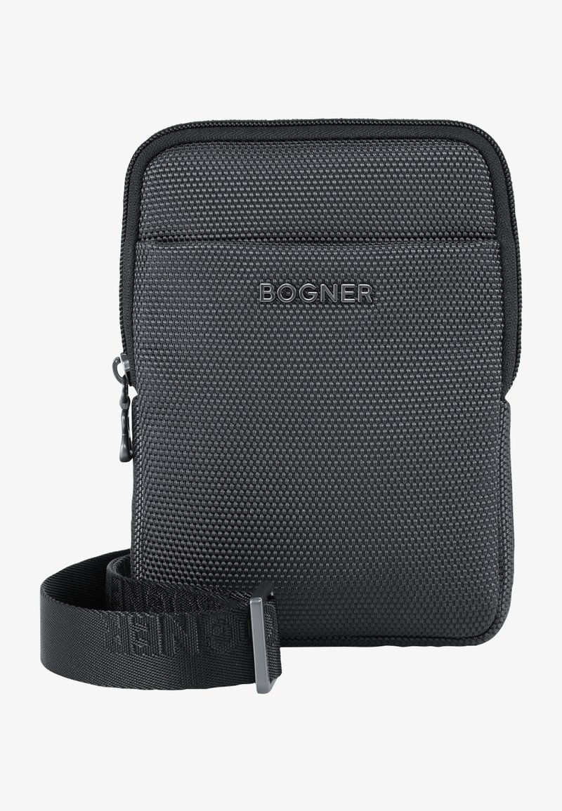 Schwarze Stoff-Umhängetasche mit strukturiertem Obermaterial, Reißverschluss und einem Trageriemen mit gewebtem Logo. Kompakt und rechteckig gestaltet.