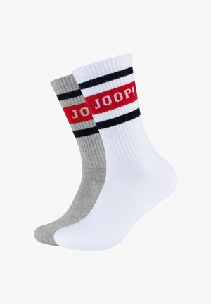 To sæt sokker: det ene sæt hvidt med sorte og røde vandrette striber, det andet gråt med subtil ribbeting. Begge har et logo.