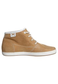 Helle Wildledersneaker im High-Top-Stil mit weißen Schnürsenkeln, perforierten Seiten und einer weißen Gummisohle. Verfügt über ein kleines Etikett mit einem gestickten Design am Knöchel.