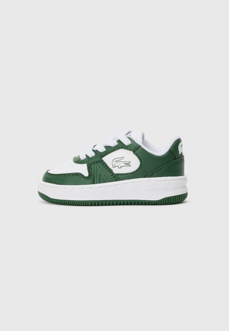 Baskets Lacoste vertes et blanches avec lacets blancs, logo crocodile sur le côté et semelle texturée pour une meilleure adhérence, présentées en profil.