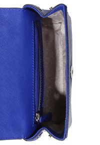 Portefeuille en cuir synthétique bleu avec un extérieur lisse, un compartiment intérieur zippé et une fermeture à pression. Doublé d'un tissu léger à motifs.