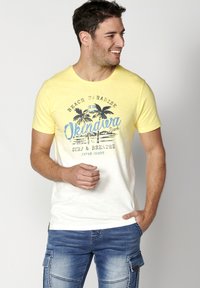 Koroshi SHORT SLEEVE  - Marškinėliai su spaudiniu - amarillo   yellow
