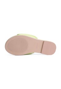 Sandalia verde de suela con textura de goma rosa. Presenta un diseño de tira superior suave y un ligero tacón para mayor comodidad.