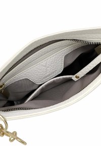 Interno di una borsa a mano bianca in pelle con superficie texturizzata, molteplici scomparti, una tasca con cerniera e foderata in tessuto grigio.
