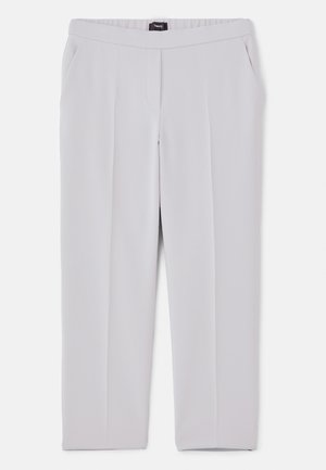 Lichtgrijze broek van gladde stof, voorzien van een tailleband, zijzakken en een recht gesneden ontwerp met subtiele plooien.