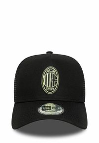 Casquette noire en tissu avec une forme structurée. Comprend un logo brodé en or, une sangle ajustable et une visière plate.