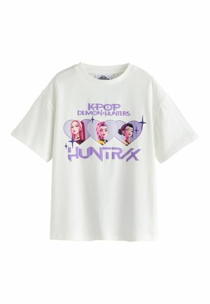 Weißes T-Shirt mit lila Text „KPOP DEMON HUNTERS HUNTR/X“ und drei weiblichen Figuren in Herzformen über der Brust.