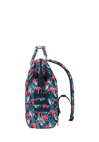 Rucksack mit floralem Muster auf blauem Hintergrund, mit roten und weißen Blumen, verstellbaren Trägern und einem oberen Zugverschluss.