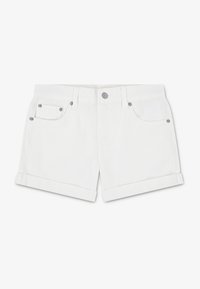 Shorts en denim blanc avec ourlet roulé, dotés de cinq poches et de détails en métal argenté. Texture lisse avec un style classique.