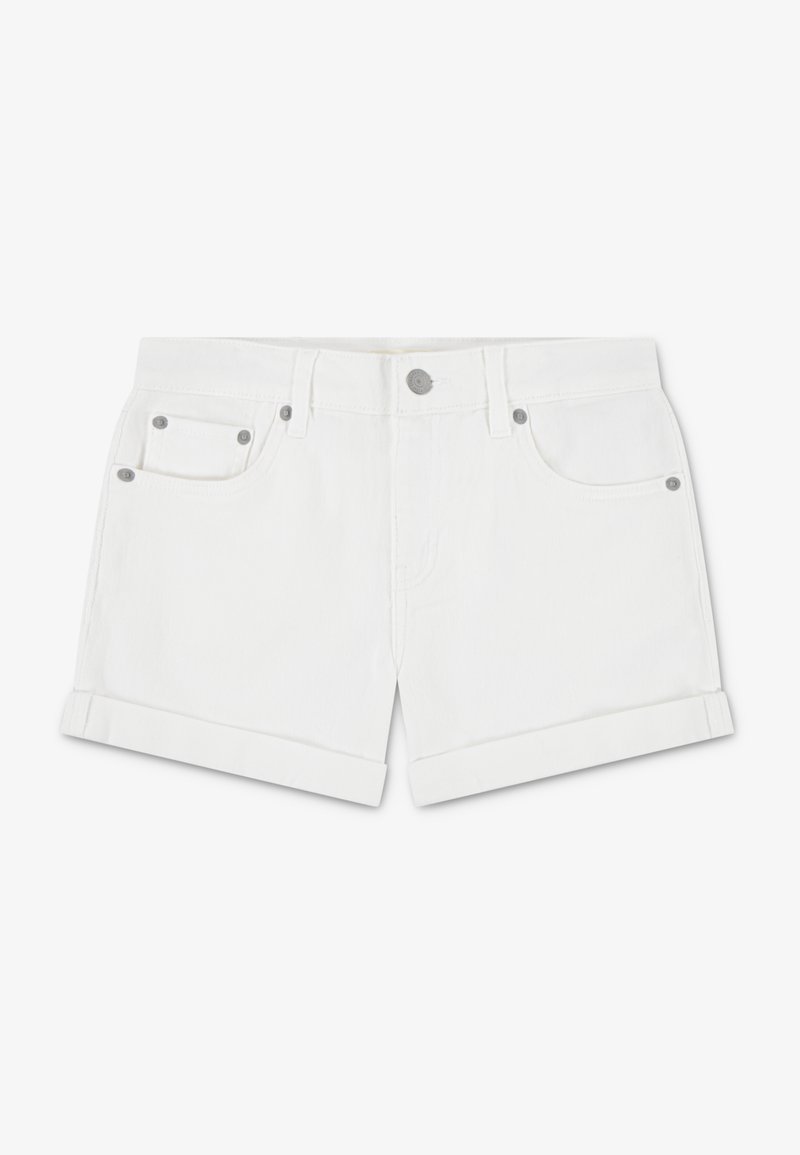 Shorts en denim blanc avec ourlet roulé, dotés de cinq poches et de détails en métal argenté. Texture lisse avec un style classique.
