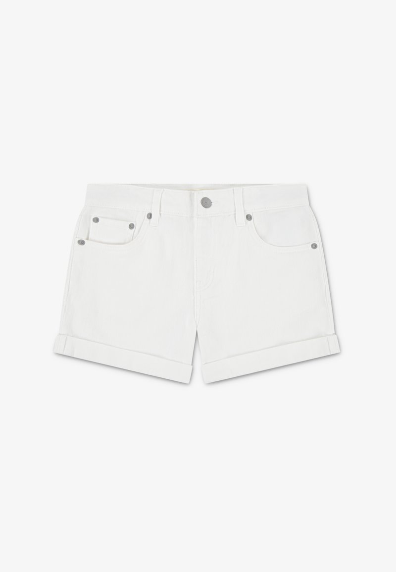 Shorts en denim blanc avec ourlet roulé, dotés de cinq poches et de détails en métal argenté. Texture lisse avec un style classique.