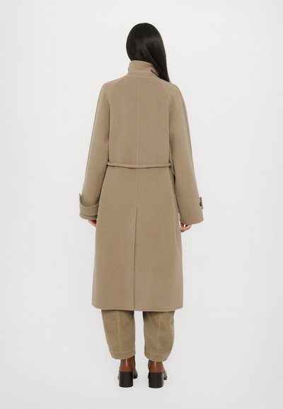 CLOSED BELTED COAT - Klasszikus kabát - clay beige