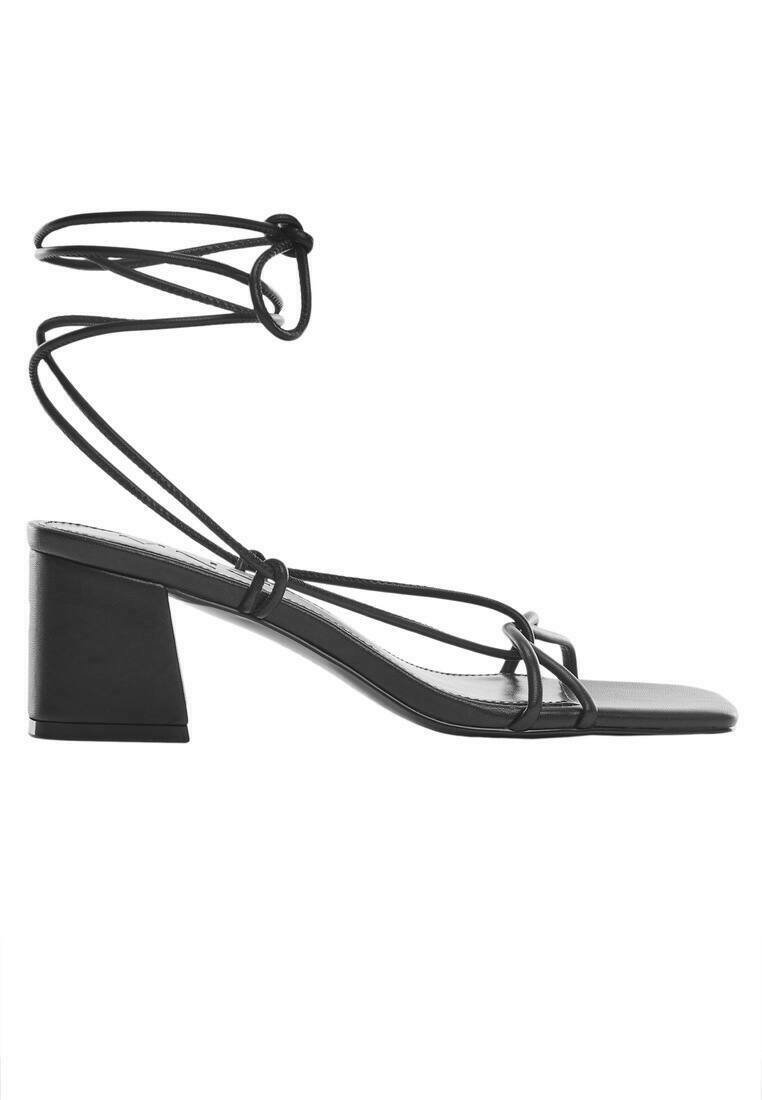 Sort sandal med stropper, blokhæl og bindebånd omkring anklen, med et minimalistisk firkantet tådesign.