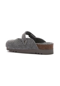 Zoccolo in felt grigio con cinturino regolabile, suola intermedia in sughero e suola esterna in gomma testurizzata, progettato per comfort e uso quotidiano.