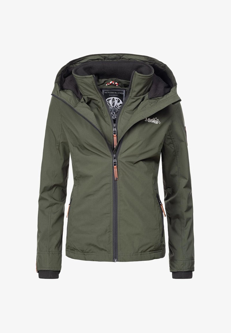 Olivovo zelená vonkajšia bunda s kapucňou, čiernou vnútornou podšívkou, predným zipsom, zipsovými bočnými vreckami a logom Mountain na ľavej strane hrudníka.