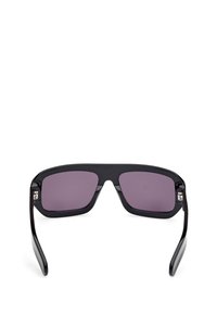 Czarne prostokątne okulary przeciwsłoneczne z purpurowymi soczewkami. Błyszczące oprawki, grube ramiona i metalowe akcenty przy skroniach, prezentujące odważny wzór.