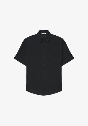 Schwarzes kurzärmliges Hemd mit Knöpfen, Kragen und Brusttasche, flach auf weißem Hintergrund liegend.